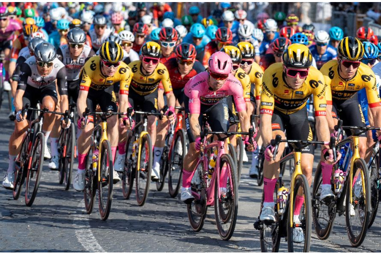 Riteņbraukšanas eksperts Robijs Makīvens: “Giro d’Italia” sacensību priekšgalā ir Tadejs Pogačars