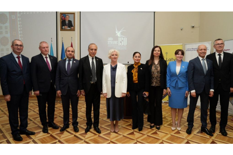 Saeimas priekšsēdētāja Daiga Mieriņa atklāj Jūlijam Straumem veltītu izstādi Baku