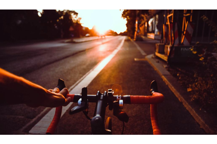 Vīrieši vasarā biežāk izvēlas pārvietoties ar velosipēdu, skrejriteni vai motociklu, nekā sievietes