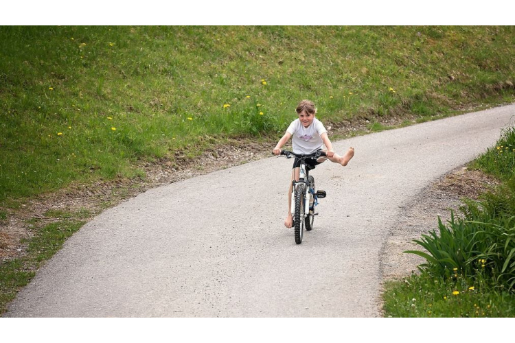 Vismaz 50% skolēnu nepārzina velo drošības noteikumus; traumu skaits pieaug