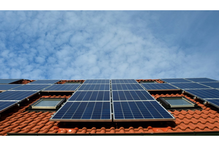 Piešķir papildu finansējumu privātmāju energoefektivitātes paaugstināšanai un saules paneļu uzstādīšanai