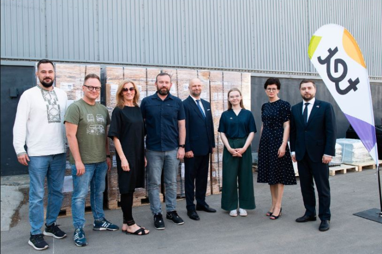 Latvijas ziedotāji Čerņihivas apgabala skolēniem nosūta 672 datorus mācībām