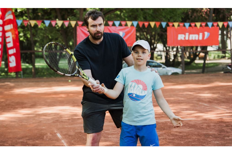 Latvijas Tenisa savienība kopā ar Rimi nodrošinās iespēju 160 bērniem vasarā bez maksas Rīgā trenēties tenisā