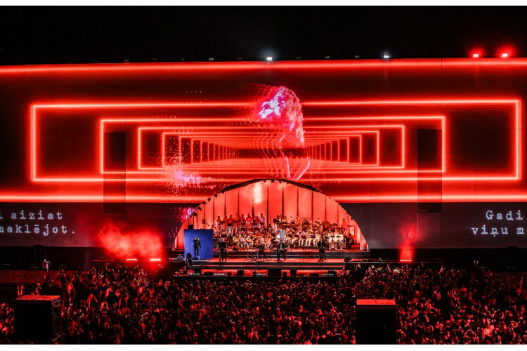 Mežaparkā top līdz šim iespaidīgākā skatuve Latvijas koncertu vēsturē