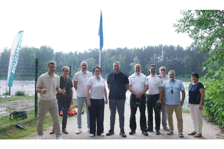 Pie Bābelītes ezera peldvietas pacelts Zilais karogs