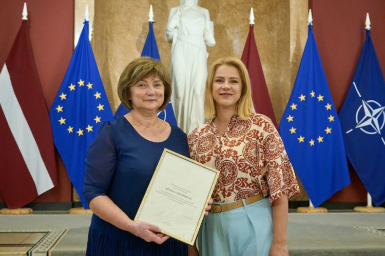 Ministru prezidente sveic Gulbenes novada vidusskolas 12.g klases skolotāju Aiviju Grīnbergu.