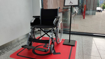 Ratiņkrēsli un mantu uzglabāšanas skapīši: kādas vēl jaunas iespējas pieejamas iepirkšanās centru “AKROPOLE” ...