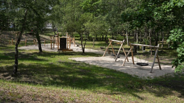 Ziepniekkalna kāpās tapis bērnu rotaļu laukums