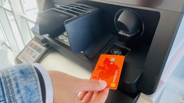 Swedbank bankomātos sāk ieviest bezkontakta funkciju