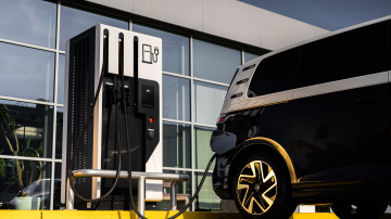 Vai uzlādes infrastruktūra ir pietiekami laba, lai varētu pāriet uz elektriskajiem automobiļiem: eksperti kliedē šaubas