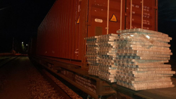 VID muitas amatpersonas konstatē 180 000 kontrabandas cigarešu kravas vilcienā