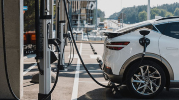 Valdība apstiprina transporta enerģijas likumprojektu, lai veicinātu zaļās enerģijas plašāku izmantošanu transporta..