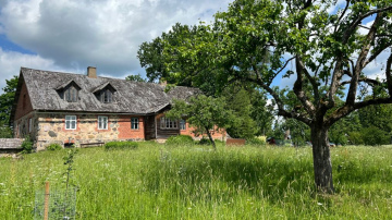 Viesus aicina atjaunotais latviešu ainavu lielmeistara Vilhelma Purvīša dzimto māju ābeļdārzs