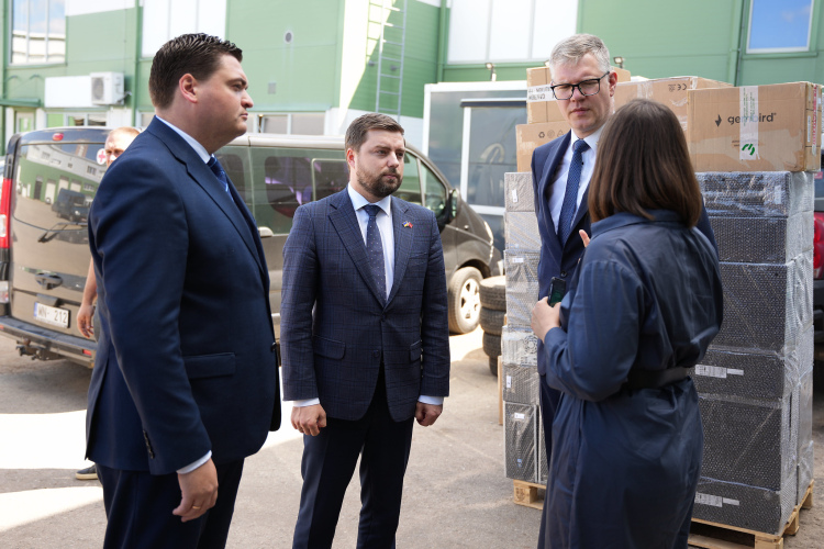 Rīgas pašvaldība dāvina 100 datorus Ukrainas skolām