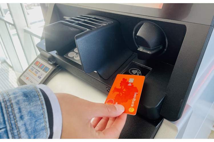 Swedbank bankomātos sāk ieviest bezkontakta funkciju