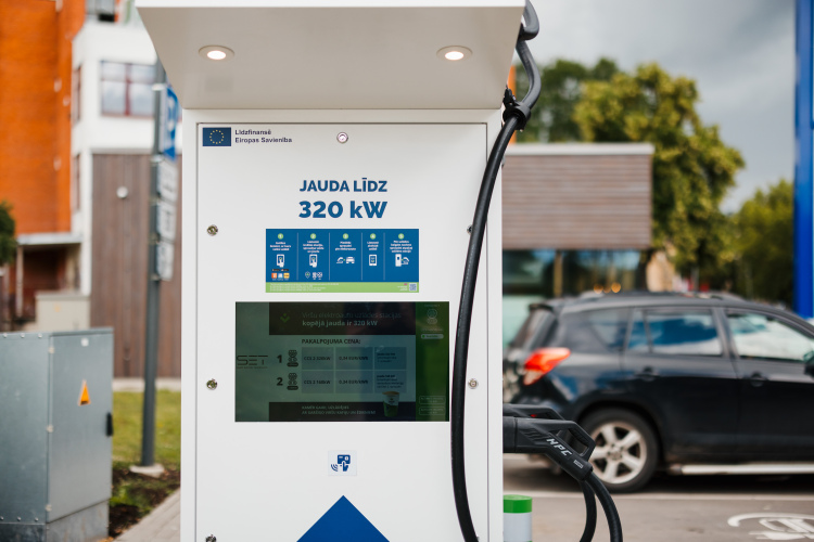 “Virši” atklāj jaudīgāko elektroauto uzlādes punktu Rīgā un aicina nedēļas nogalē uzlādēties bez maksas