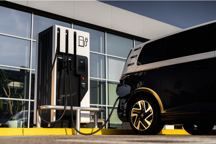 Vai uzlādes infrastruktūra ir pietiekami laba, lai varētu pāriet uz elektriskajiem automobiļiem: eksperti kliedē šaubas