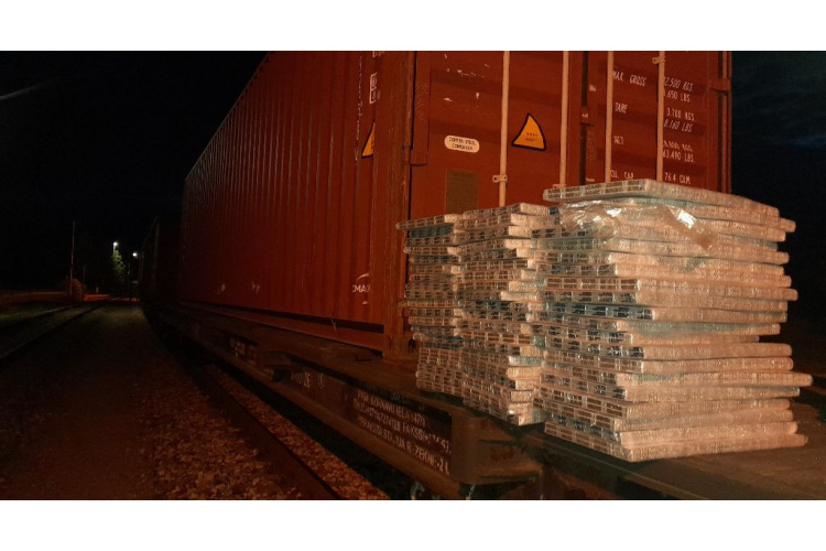 VID muitas amatpersonas konstatē 180 000 kontrabandas cigarešu kravas vilcienā