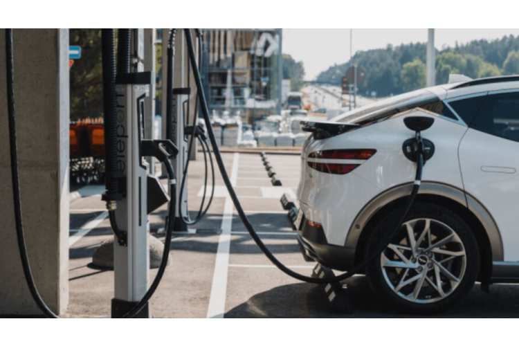 Valdība apstiprina transporta enerģijas likumprojektu, lai veicinātu zaļās enerģijas plašāku izmantošanu transporta..