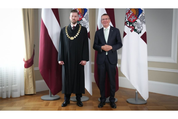 Valsts prezidentam tiesneša zvērestu dod Rīgas pilsētas tiesas tiesnesis Matīss Vingris