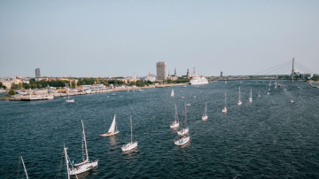 Rīgā sācies GoRR regates pirmais posms.  Iedzīvotāji krāšņās buru jahtas var vērot pie Daugavas ietekas jūrā.