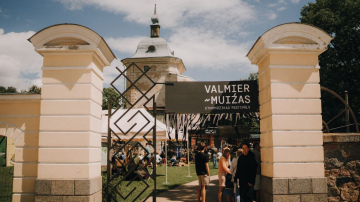 Valmiermuižā krāšņi izskanējis etnomūzikas festivāls