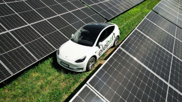 Elektroauto uzlāde ar 100% lokāli ražotu zaļo enerģiju