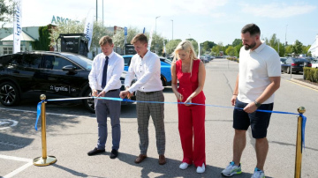 Ignitis ON atklāj elektroauto uzlādes centru “Rīga Plaza” stāvlaukumā ar vienu no lielākajām kopējām jaudām Latvijā
