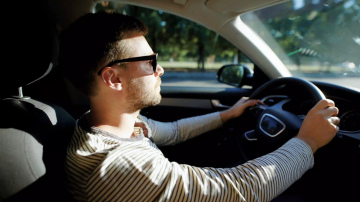 Strauji maina joslas, nelaiž citus pārkārtoties, signalizē – Latvijas autovadītāji atklāj savus netikumus satiksmē