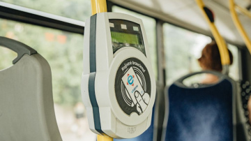 Rīgā pirmdien būs “vētras biļetes” - autovadītāji sabiedrisko transportu galvaspilsētā varēs izmantot bez maksas