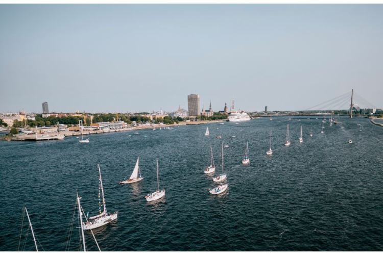 Rīgā sācies GoRR regates pirmais posms.  Iedzīvotāji krāšņās buru jahtas var vērot pie Daugavas ietekas jūrā.