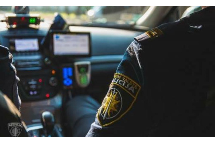 Nepilngadīgais Daugavpilī nozog divas automašīnas un bēg no policijas ar ātrumu 162 km/h