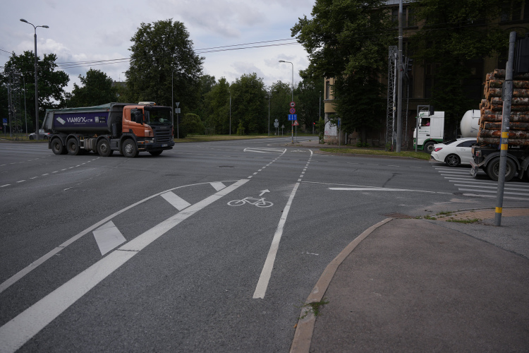 Trīs maršrutos Rīgā ierīkotas jaunas velojoslas