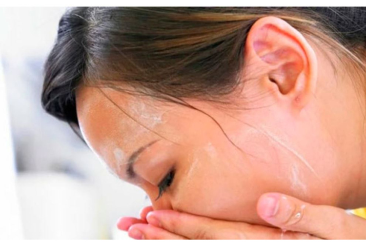 Kas jāzina par sejas kopšanu vasarā, lai tā ādai nekļūtu par grūtāko gadalaiku?