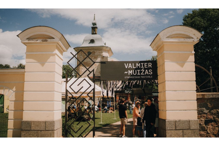 Valmiermuižā krāšņi izskanējis etnomūzikas festivāls