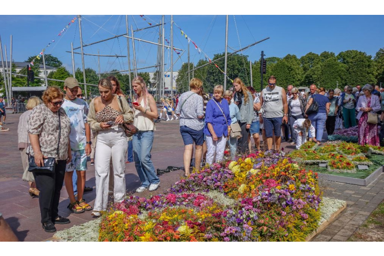 Pagarināta pieteikšanās ziedu paklāju festivālam Ventspilī