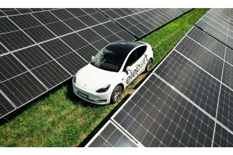 Elektroauto uzlāde ar 100% lokāli ražotu zaļo enerģiju