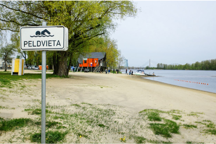 Zilaļģu dēļ pagaidām nav ieteicams peldēties Lucavsalas peldvietās un Ķīšezerā pie Cimzes ielas