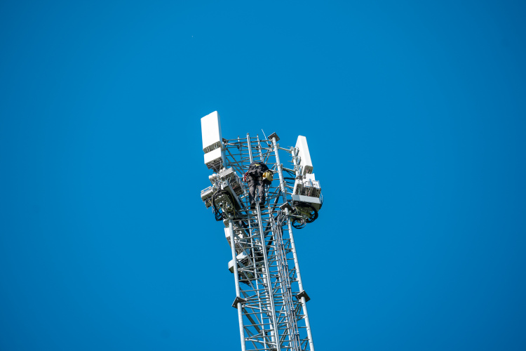 Visas “Tele2” bāzes stacijas Liepājā pieslēgtas optiskajam tīklam – 10 reizes pieaugs kapacitāte