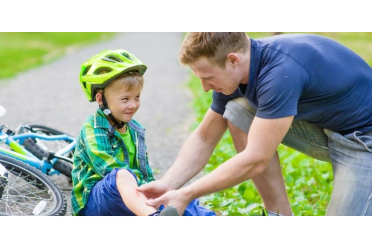 Pirmā palīdzība pie nelielām brūcēm un sasitumiem – skaidro farmaceits