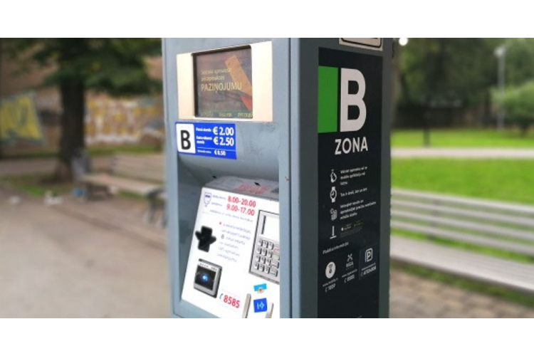 Aptauja: lielākā daļa iedzīvotāju saprot maksas auto stāvvietu lietošanas noteikumus