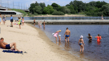 Rīgā aizliegts peldēties Daugavas peldvietās “Rumbula” un “Ķīpsala