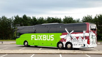 Ceļot ar privāto automašīnu vai autobusu? Aprēķināts, kā atšķiras izmaksas