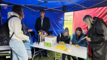 Konsulārā departamenta pārstāvji izglīto jauniešus par drošu ceļošanas iespēju festivālā “Kopums”