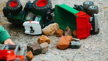 Pētījums: tikai niecīga daļa plastmasas sadzīves preču Latvijā ir viegli pārstrādājama
