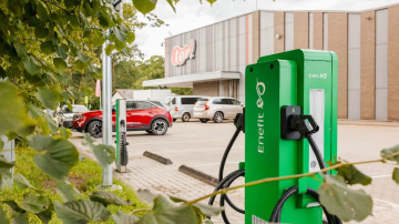 Pie veikaliem top! Iecavā, Dobelē, Jelgavā un Tukumā atklāj pirmos Enefit publiskā elektroauto uzlādes tīkla punktus