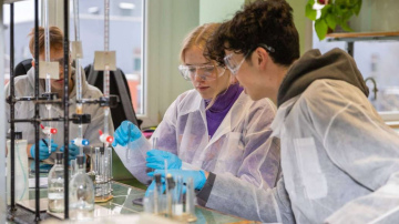 RTU aicina vidusskolēnus sestdienās neformāli apgūt padziļināto kursu «Ķīmija II»