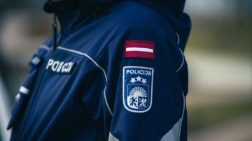 Policija aiztur vīrieti par marihuānas audzēšanu un pārdošanu Vecmīlgrāvja iedzīvotājiem