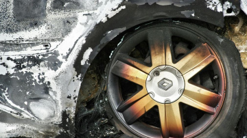 Jau gandrīz 100 aizdegušos auto šogad: kā rīkoties nelaimes brīdī?