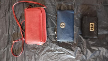 Policija pie Rīgas centrā aizturētiem kabatzagļiem uziet piparu gāzes baloniņus un desmitiem maku